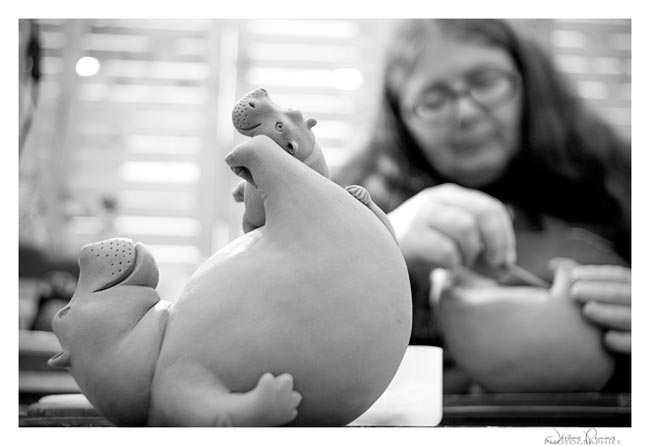 Jen Robinson modèle un hippopotame et son bébé