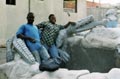 James et Vicky avec la sculpture de crocodile en ciment de James